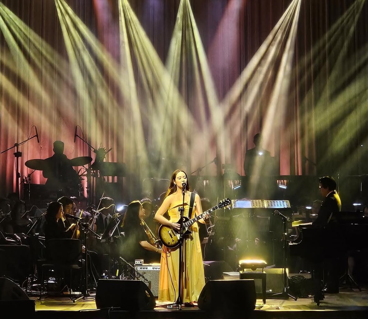 Laufey performing at the Philippine International Convention Center in 2024.
